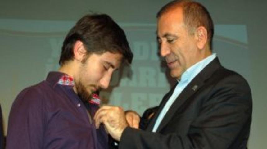 Chp Genel Başkan Yardımcısı G&uuml;rsel Tekin Bandırma'da Rozet Taktı