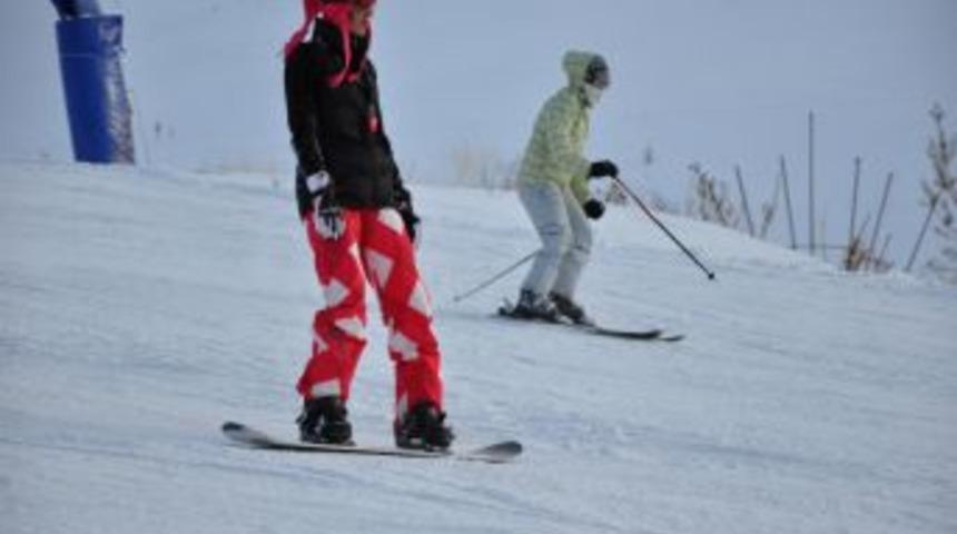 Sıcaklığın Eksi 32 Derce Olduğu Paland&ouml;ken&rsquo;de Kayak Pistleri Reng&acirc;renk