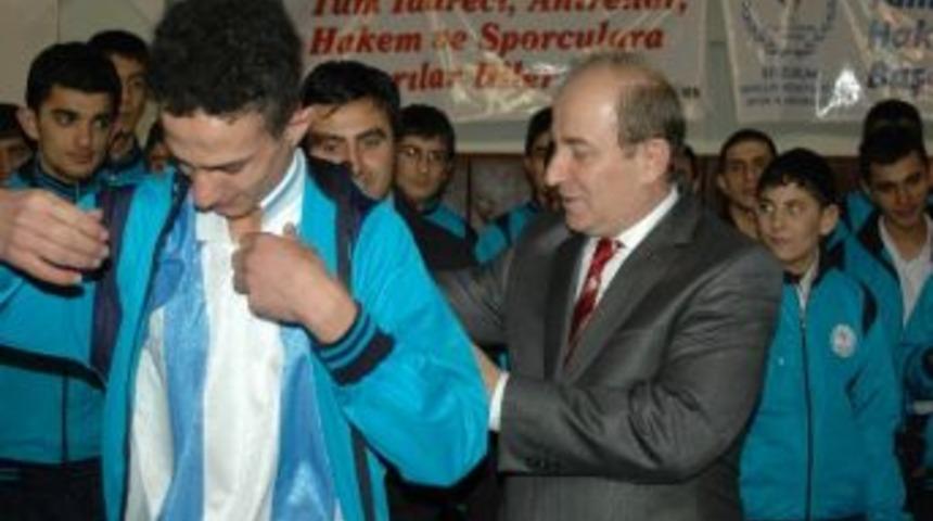 Vali &Ouml;zt&uuml;rk, Engelli Sporculara Eşofman Dağıttı