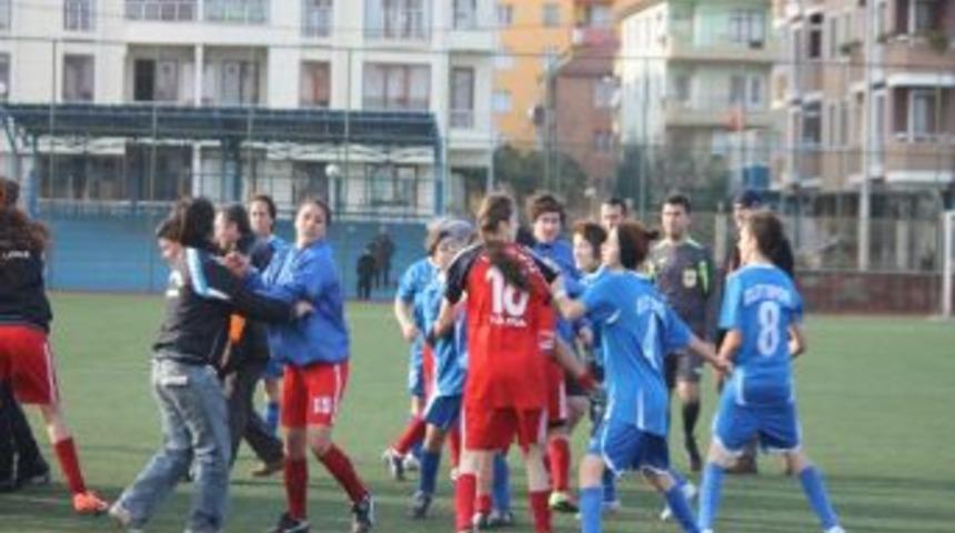 Bayan Futbolculara Ceza