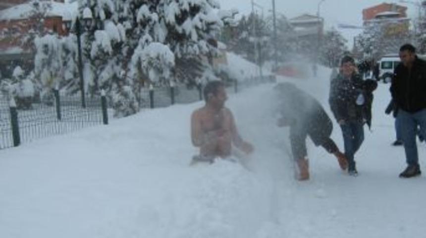 Kağızmanlı gen&ccedil; kar banyosu yaptı