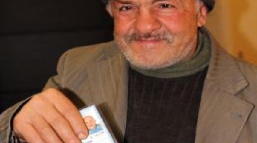 53 Yaşında Kimliği Oldu