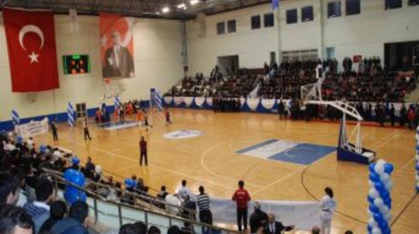 Bakanlar, 'Abi' Yazılı Pankartlarla Karşılandı