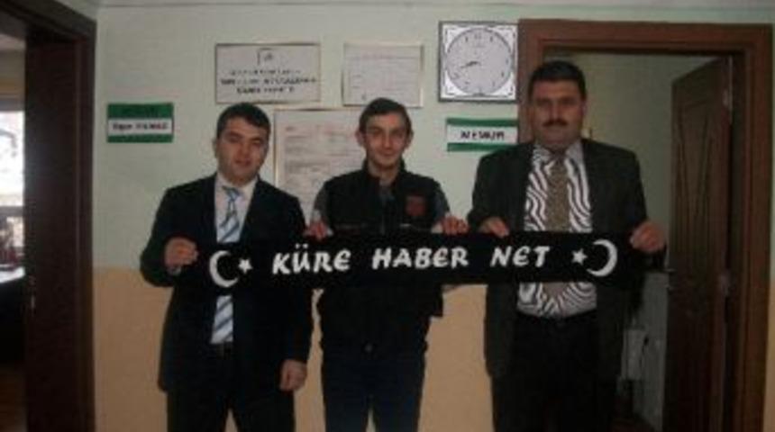 K&uuml;re Hem, Gazetecilere Atkı Hediye Etti