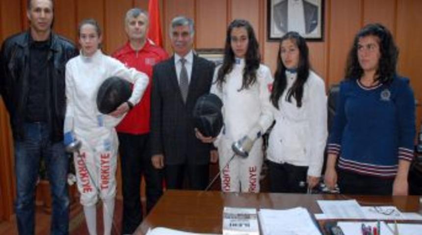 Belediye Başkanı B&uuml;y&uuml;kaslan, Adıyamanlı Eskrimcileri &Ouml;d&uuml;llendirdi