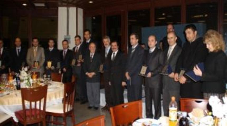 Dp&uuml;'de Akademik Olarak Y&uuml;kselen M&uuml;hendislik Fak&uuml;ltesi &Ouml;ğretim &Uuml;yelerine Teşekk&uuml;r Plaketi