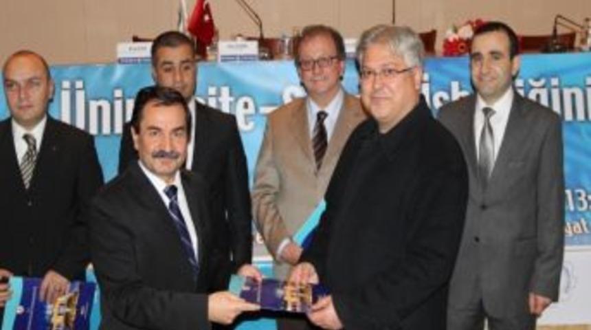 Dp&uuml; Rekt&ouml;r&uuml; Ahmet Karaaslan: