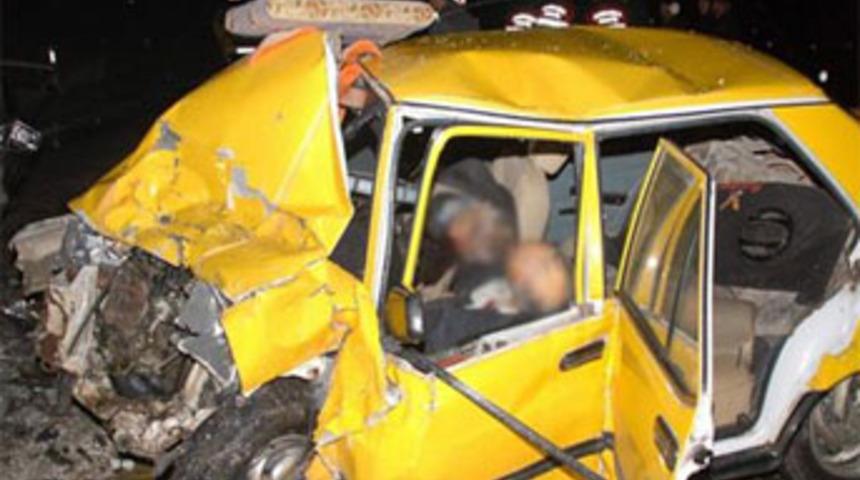 Afyonkarahisar'da otomobil, taksiyle &ccedil;arpıştı: 3 &ouml;l&uuml;, 3 yaralı