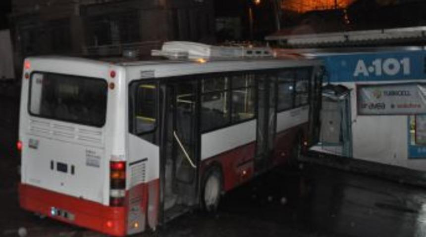 Yağışlı Yolda Virajı Alamayan Otob&uuml;s Marketin Duvarına &Ccedil;arptı