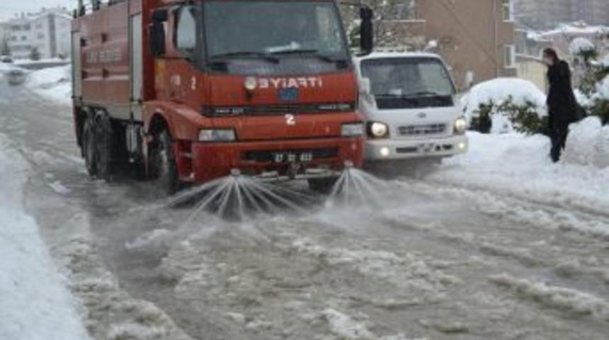 Deniz suyu ile caddeler yıkanıyor