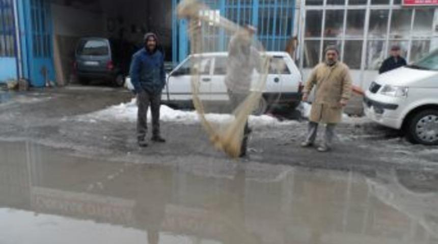 Alaplı sanayi sitesi esnafı balık avlıyor