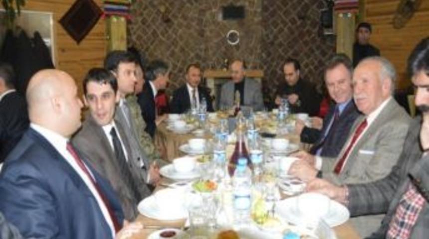 Ardahan&rsquo;da B&uuml;rokratlar Yemekte Bir Araya Geldi