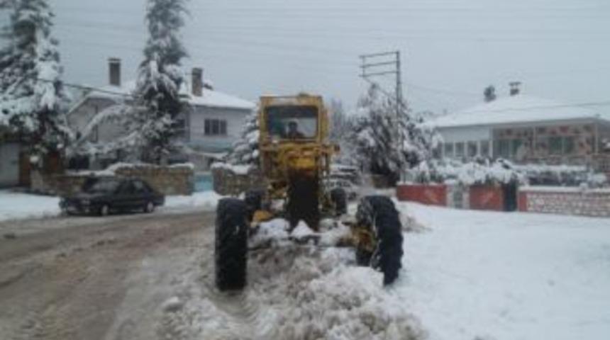Burdur &Ouml;zel İdaresi Karla M&uuml;cadele &Ccedil;alışmalarına Devam Ediyor