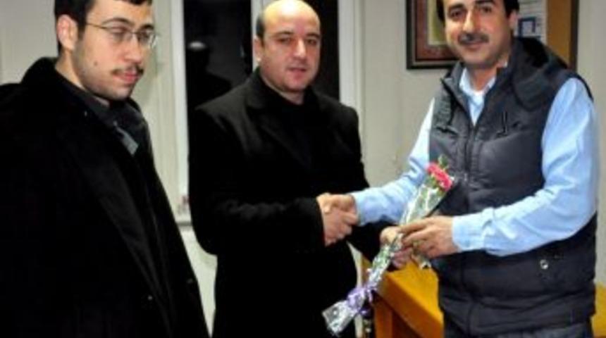 Cankaloğlu&rsquo;ndan Gazetecilere Karanfil