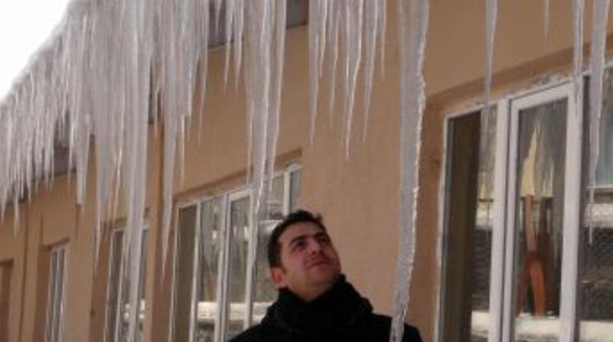 Ardahan&rsquo;da 2 Metrelik Buz Sarkıtları Oluştu