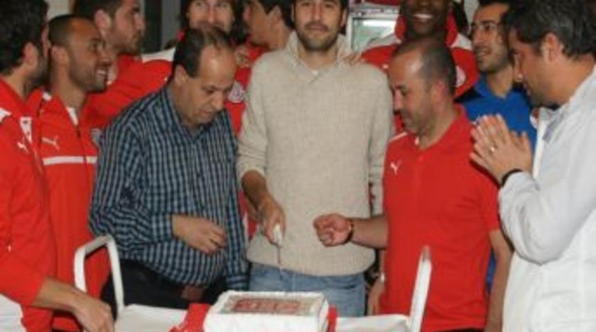 Antalya'da Servet &Ccedil;avuşoğlu'na S&uuml;rpriz Doğum G&uuml;n&uuml;