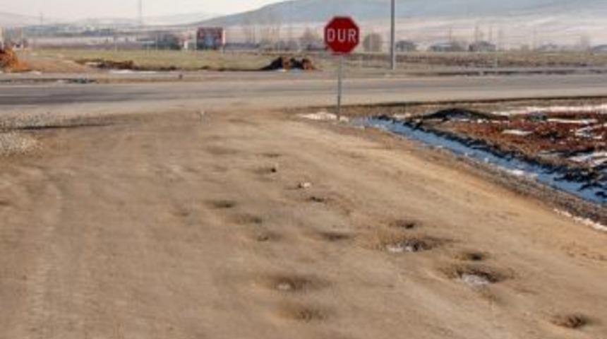 Altıntaş&rsquo;ta Kışın &Ccedil;ilesi Bozuk Yollar