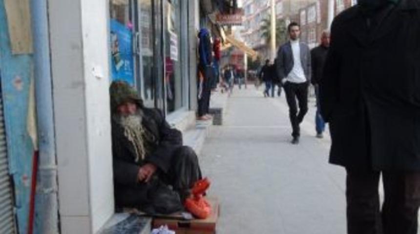 30 Yıldır Sokakta Yaşayan Şahıs Yetkililerden Yardım Bekliyor