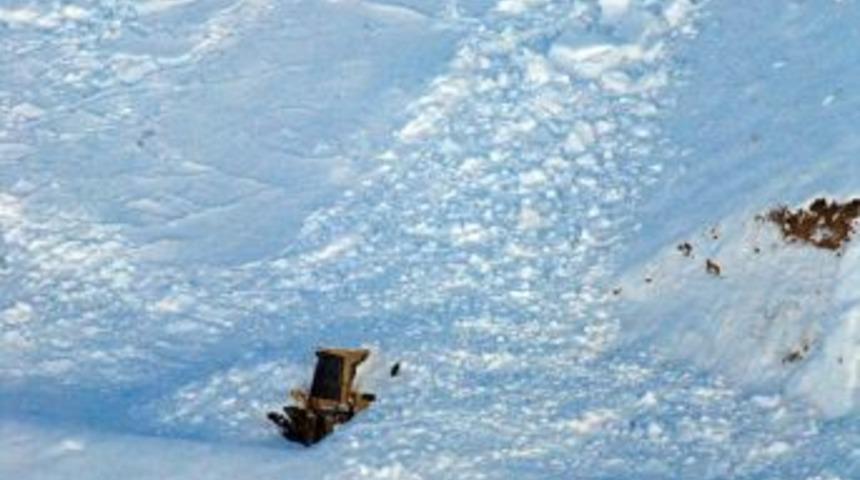 Başkale&rsquo;de &Ccedil;ığın Altında Kalan Greyder Kurtarılamadı