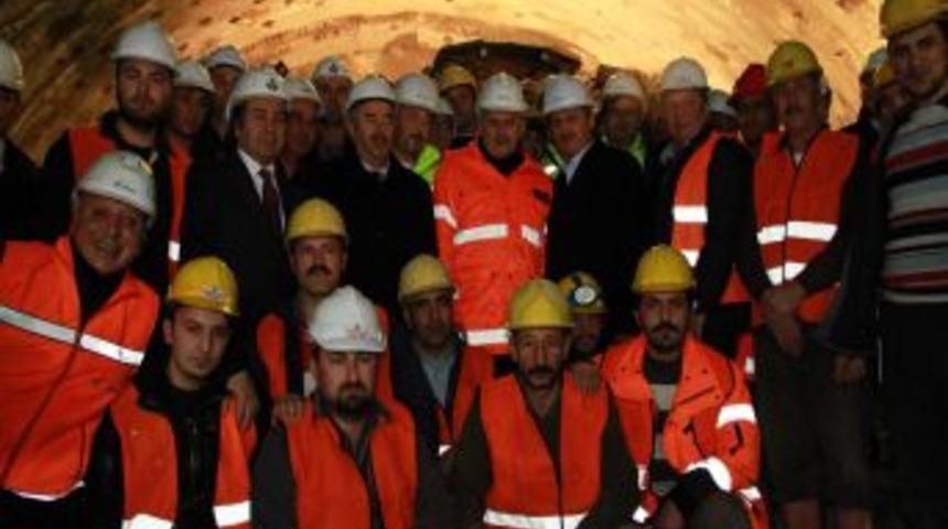 Bakan Yıldırım: İstanbul-Bursa Otoyolu 2015'te Hizmete Girecek