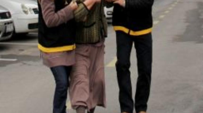 Dolandırıcılık Zanlısı Falcı Kadın, Gazetecilere Terlik Fırlattı