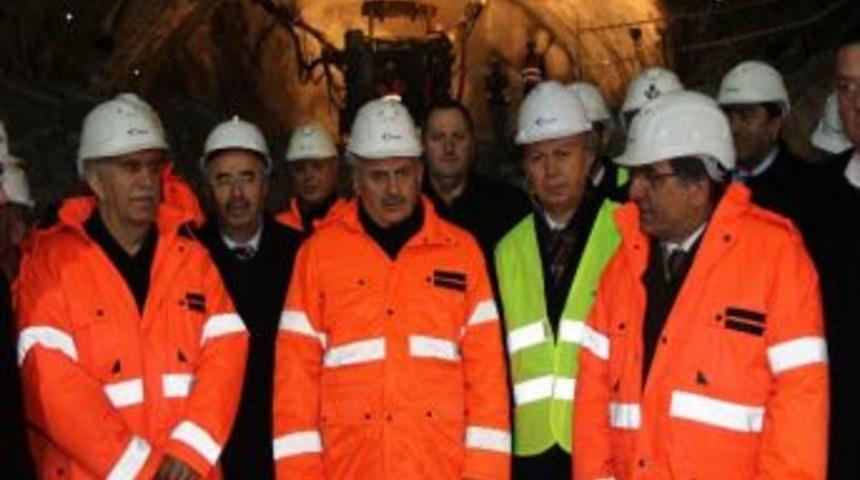 Bakan Yıldırım: &ldquo;k&ouml;rfez Ge&ccedil;iş K&ouml;pr&uuml;s&uuml; Ve Otoban Projesi D&uuml;nyada Yapımı Devam Eden En B&uuml;y&uuml;k Proje&rdquo;