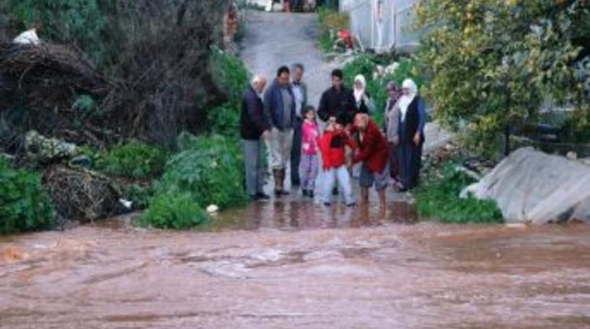 Antalya&rsquo;nın Demre İl&ccedil;esinde Sel