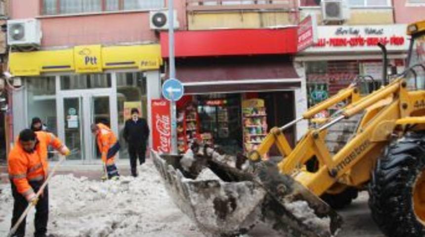 Başkan Cemal Akın kar kaldırma &ccedil;alışmalarını yerinde takip ediyor