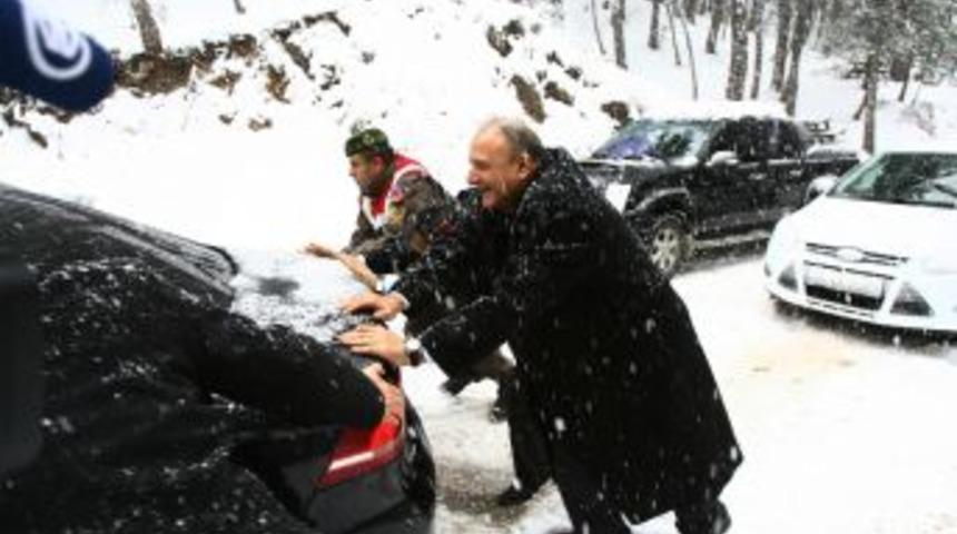 MHP'nin Kızılcıhamam Kampına Kar S&uuml;rprizi