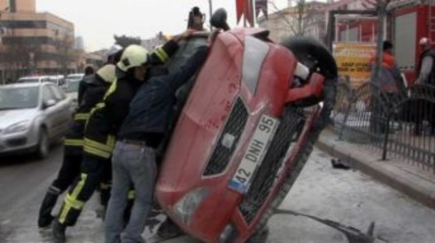 Ref&uuml;je &Ccedil;arpan Otomobil Devrildi: 3 Yaralı