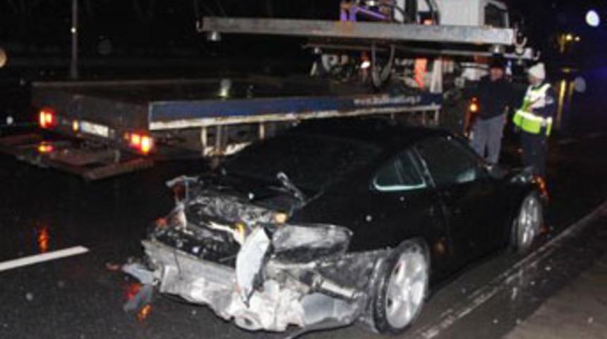 Yarış pilotu Y&uuml;cel &Ouml;zbek Porsche'yi dağıttı