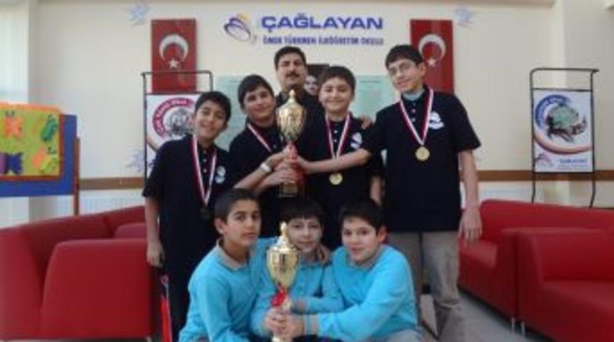 &Ouml;mer T&uuml;rkmen Okulu Masa Tenisi Şampiyonu Oldu