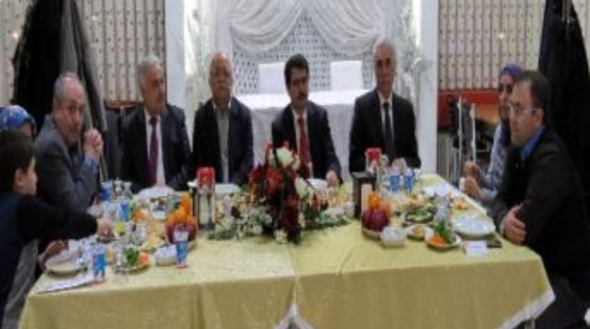 Vali Şahin&rsquo;den Medya Temsilcisi Ve &Ccedil;alışanlarına Yemek