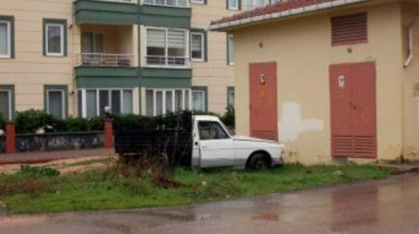 Terk Edilmiş Ara&ccedil; Mahalle Sakinlerini Tedirgin Ediyor