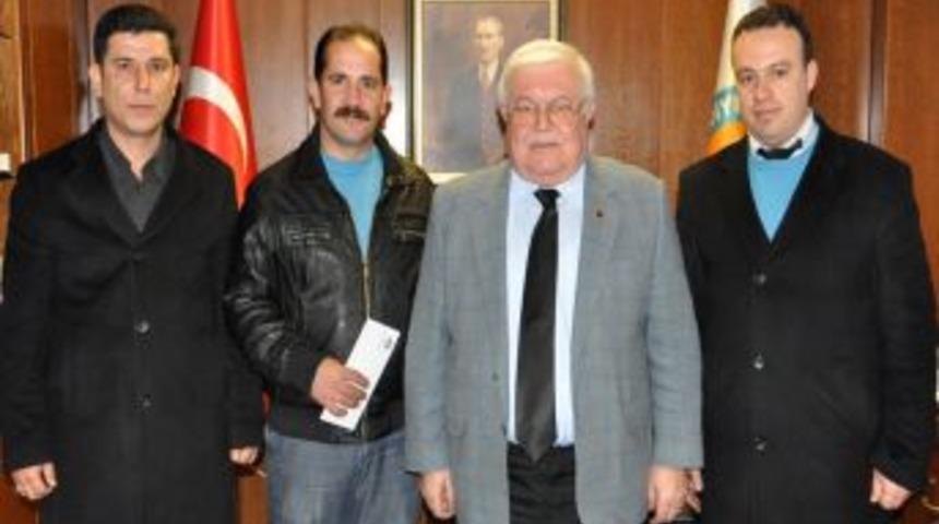 Şof&ouml;r Otob&uuml;ste Unutulan 80 Bin Lirayı Sahibine Iade Etti