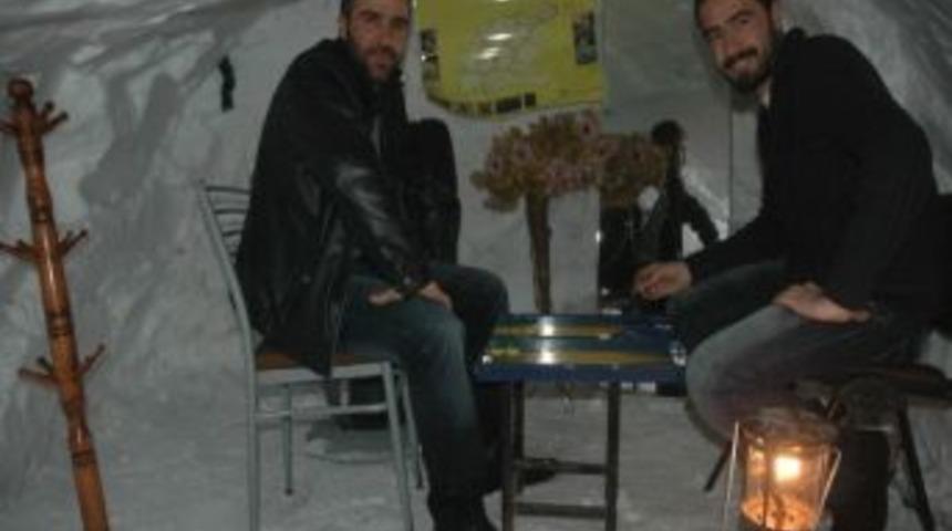 Kar Oyuğunda Tavla Keyfi