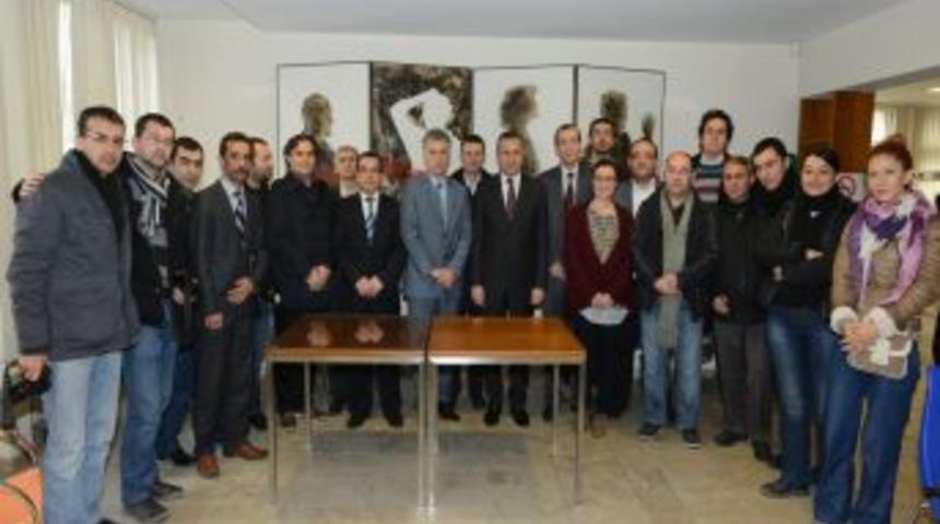 Denizli Valisi Demir, &Ccedil;alışan Gazetecilere G&uuml;l Verdi