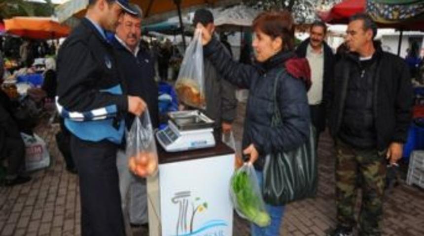 Pazarcının Tartısından Ş&uuml;phelenen Zabıtaya Geliyor