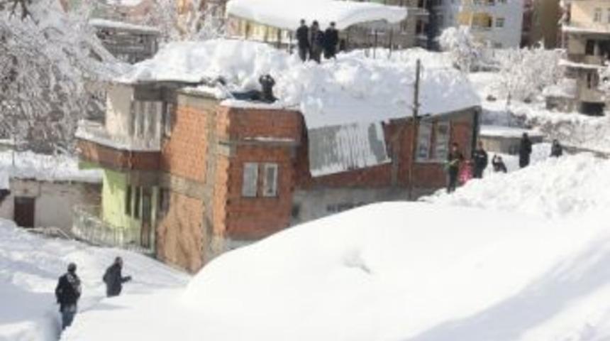 Hakkari&rsquo;de &Ccedil;atılar &Ccedil;&ouml;kmeye Devam Ediyor