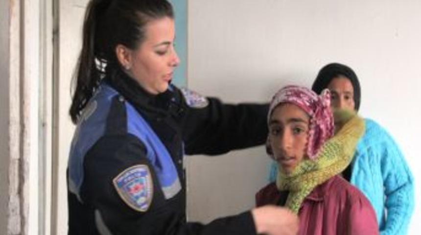 Mardin Polisi Suriyeli M&uuml;ltecilere Yardım Dağıttı