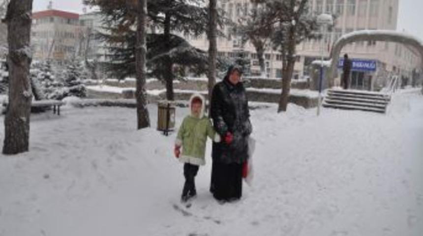 Yozgat&rsquo;ta Kar Yağışı Etkisini S&uuml;rd&uuml;r&uuml;yor