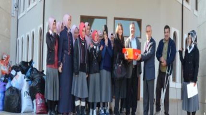 Denzlili İmam Hatip &Ouml;ğrencileri Sakatlar Derneği'ne Kapak Bağışladı