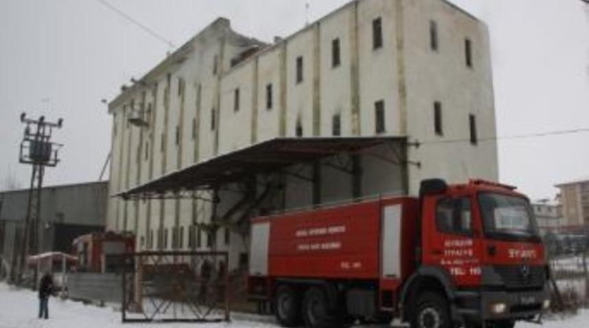 &Ccedil;ubuk'ta Fabrika Yangını