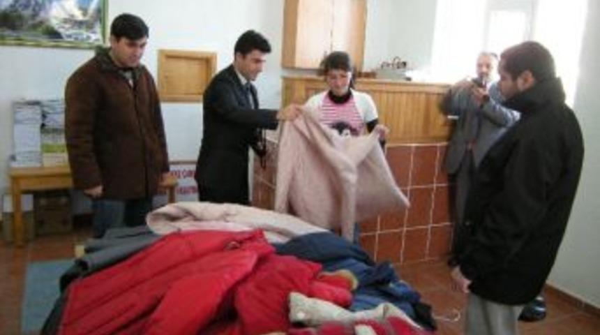 Başarılı &Ouml;ğrencilere Kışlık Elbise Verildi