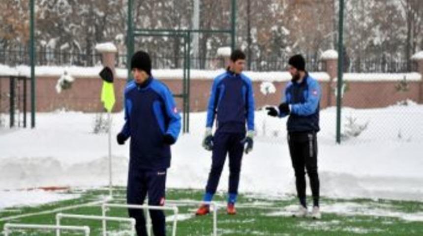 Bayburt Grup &Ouml;zel İdare Spor Kar Kış Demeden İkinci Yarıya Hazırlanıyor