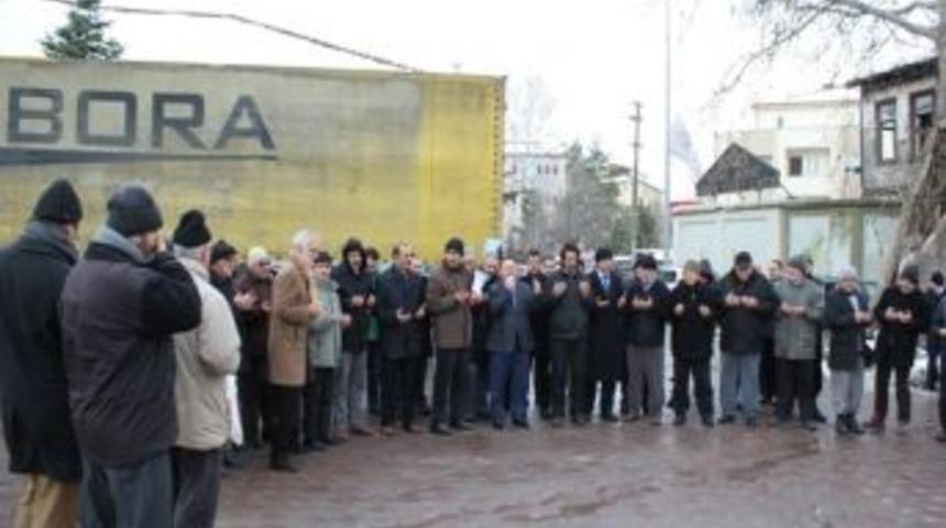 Sapanca&rsquo;da Suriye&rsquo;ye G&ouml;nderilmek &Uuml;zere Toplanan Yardımlar Dualarla Yola &Ccedil;ıktı