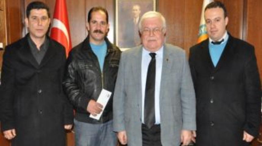 Belediye Şof&ouml;r&uuml; Otob&uuml;ste Unutulan 80 Bin Lirayı Sahibine İade Etti