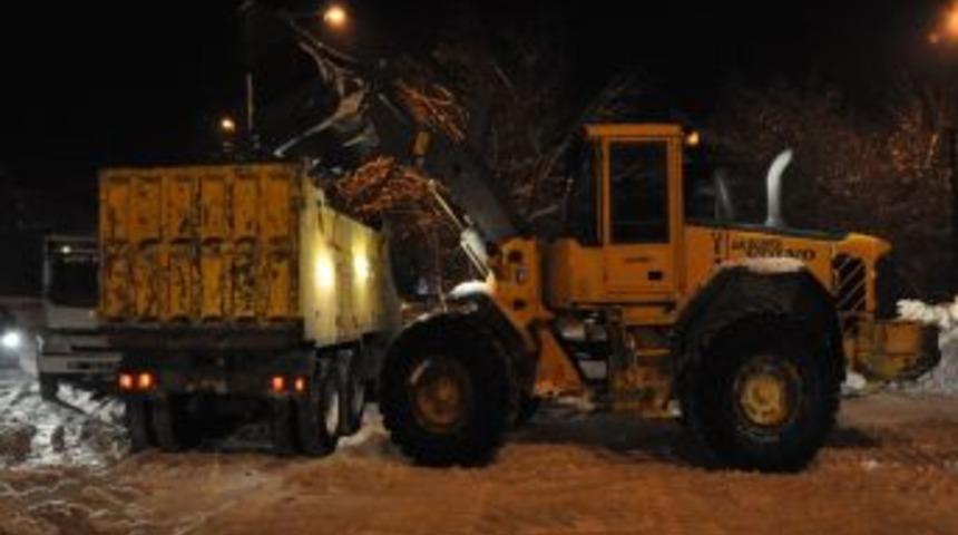 Ağrı'da Kar Temizleme &Ccedil;alışmaları Gece-g&uuml;nd&uuml;z S&uuml;r&uuml;yor