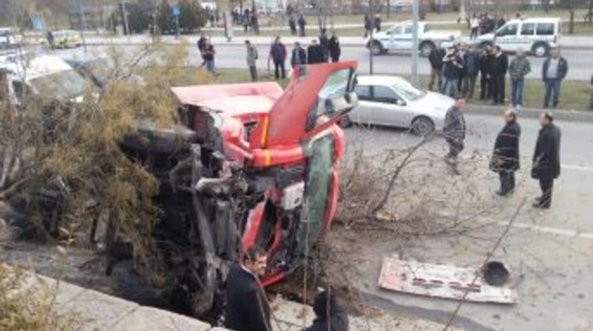 Aşırı Hızlı Kamyon Ağa&ccedil;lara &Ccedil;arparak Durabildi