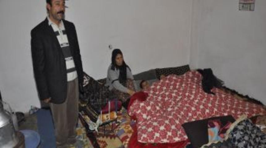 Kapı Ve Pencereleri Olmayan Evde Kalan Aile Donma Tehlikesi Ge&ccedil;iriyor